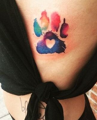 Aprovecha los diseños únicos de tatuajes a color con huellas de perro