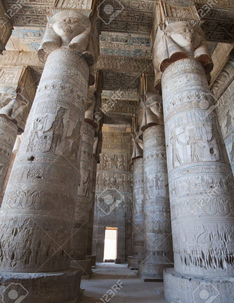 Descubren un pico de loro en la columna de un antiguo templo egipcio